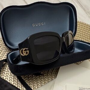 Gucci Elegant Black Sunglasses